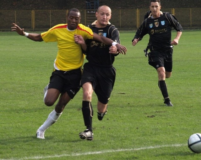 Paschal Ekwueme zdobył jesienią dla Czarnych dziewięć bramek w drugiej lidze. Jak zakończy się jego spór z obecnym prezesem Tadeuszem Bergerem.