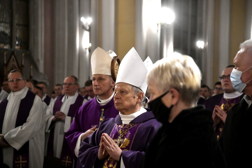 W radomskiej katedrze odprawiono żałobną mszę świętą w intencji świętej pamięci biskupa Adama Odzimka. Zobaczcie zdjęcia