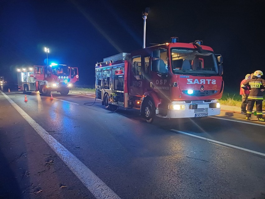 Nocne dachowanie osobówki na drodze wojewódzkiej w Maszkowicach. Trzy młode osoby trafiły do szpitali