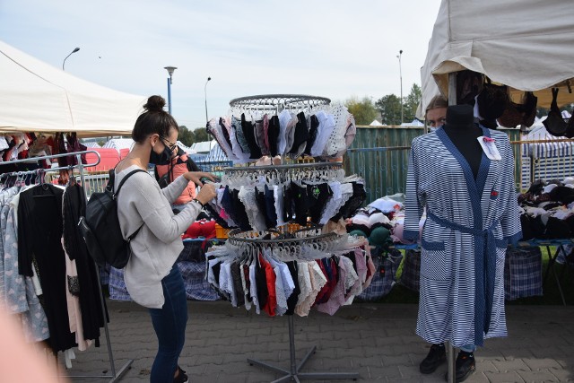 Niedzielny targ w Wierzbicy w powiecie radomskim przyciągnął zn&oacute;w wielu sprzedających i kupujących. Sprzyjała temu korzystna pogoda. Największym zainteresowaniem klient&oacute;w cieszyły się warzywa i owoce. Chętni rozglądali się także za ubraniami, obuwiem, roślinami doniczkowymi. Zobacz kolejne zdjęcia &gt;&gt;&gt;