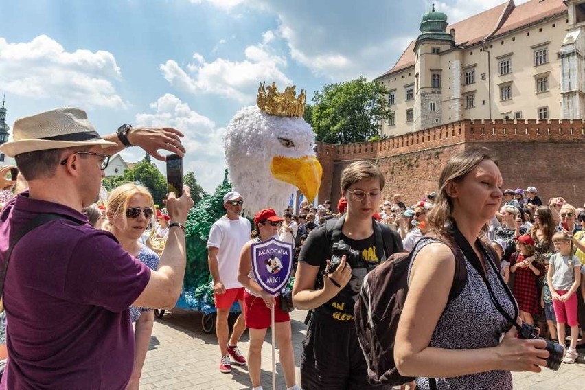 Wielka Parada Smoków powróciła! Smoki miast, katedr i zamków przeszły ulicami Krakowa [ZDJĘCIA]