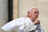 Papież Franciszek trafił do szpitala na operację. Co dolega głowie Kościoła katolickiego?