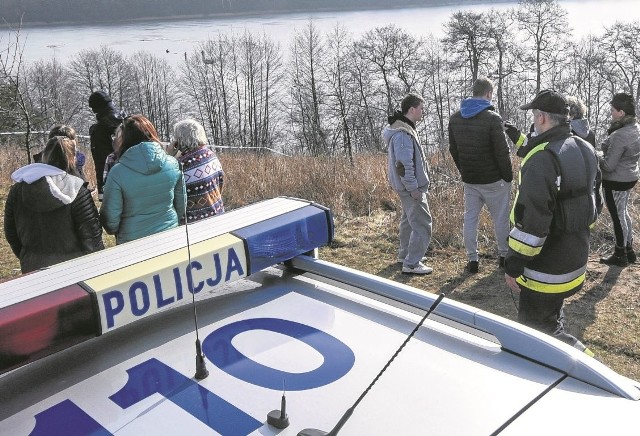 Akcja na jeziorze w Wierzchucinku. Ratownicy w ciągu 24 godzin od zaginięcia trzech chłopców wydobyli ciała dwóch. Krystiana nie znaleźli. Mieszkańcy wierzą, że się odnajdzie