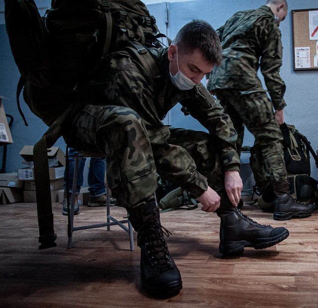 Dolnośląska siedziba 162. Batalionu Lekkiej Piechoty WOT przy ul. Wojska Polskiego w Głogowie "wzbogaciła się" o 140 ochotników, którzy rozpoczynające się właśnie ferie spędzą w szeregach Wojsk Obrony Terytorialnej. W tej grupie ok. 100 osób to uczniowie, którzy ukończyli już 18 rok życia, a najbliższe dwa tygodnie postanowili spędzić w mundurze.