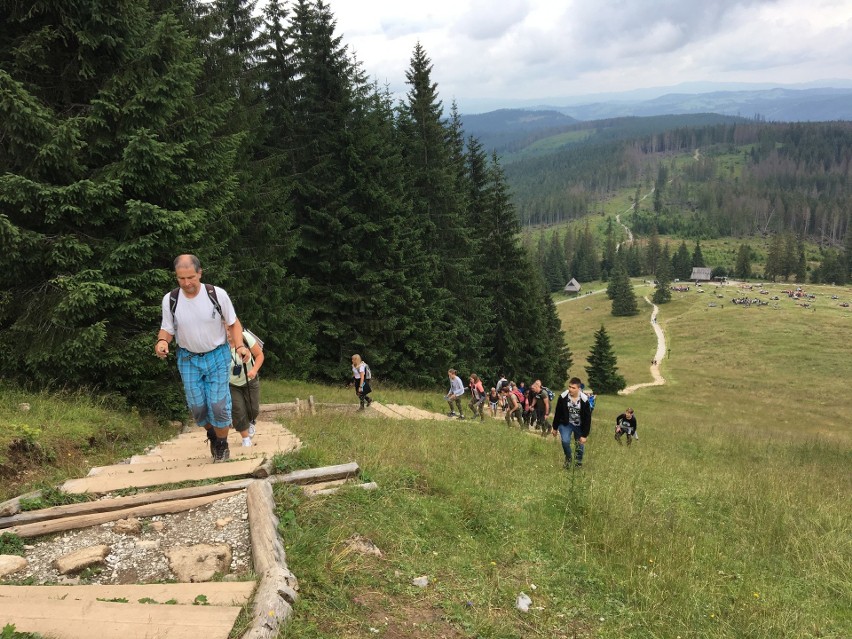 Tatry. Turystów na górskich szlakach jest sporo, ale tłumów (na szczęście) nie spotkamy
