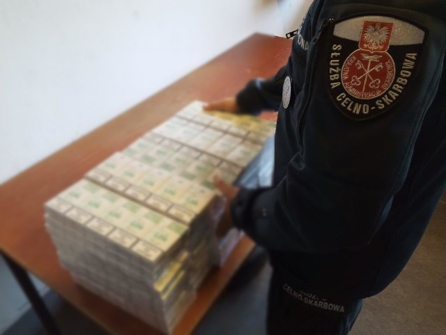 Próby przemytu papierosów w Ukrainy do Polski celnicy wykryli na przejściach granicznych w Korczowej i Budomierzu.