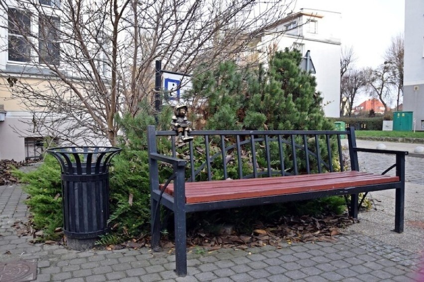 Malbork. Skradziono Marianka siedzącego na ławce przed Muzeum Miasta. Burmistrz wyznaczył nagrodę | ZDJĘCIA