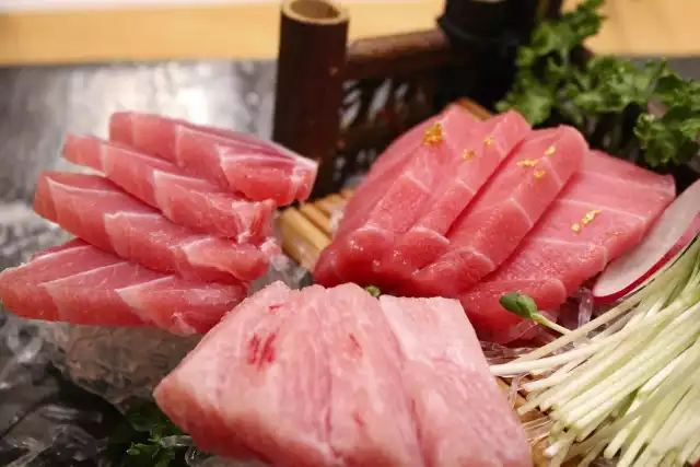 Tuńczyk - jego wielbicieli na całym świecie nie brakuje, a szefowie kuchni w najróżniejszych zakątkach naszej planety wciąż proponują kolejne dania z tuńczykiem w roli głównej. Jest to ryba wyjątkowa, za którą najwięksi smakosze są w stanie naprawdę słono zapłacić. Zobacz, dlaczego warto jeść tuńczyka i jakie dania można z niego przygotować.