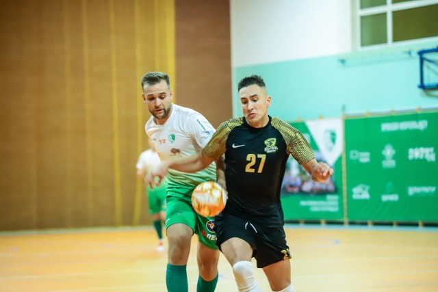 Drużyna Futbalo Białystok (biało-zielone stroje) zremisowała 1:1 z Futsalem Świecie