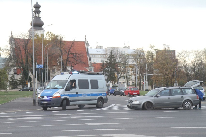 Zepsuty volkswagen blokuje plac Wróblewskiego[ZDJĘCIA]