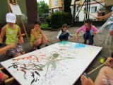 Warsztaty dla dzieci na podwórku. Galeria Art-Jaroma uczy młodych artystów (zdjęcia)