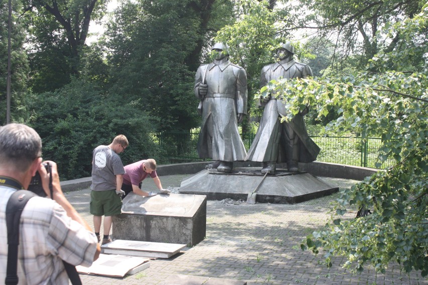 Policjanci z Dąbrowy Górniczej wstrzymali usuwanie pomnika...