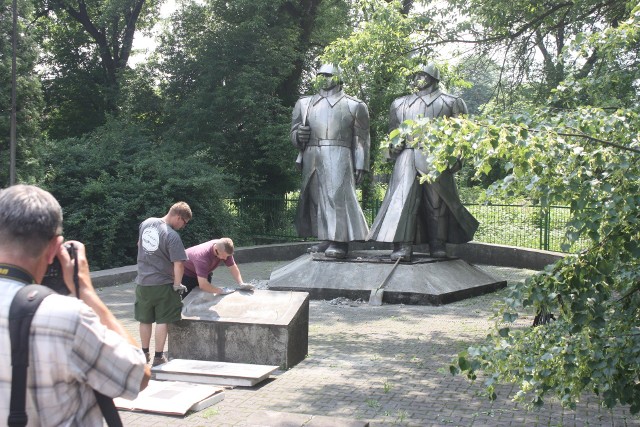 Policjanci z Dąbrowy Górniczej wstrzymali usuwanie pomnika żołnierzy Armii Radzieckiej, który od 1984 roku stoi przy rondzie w Łośniu. Firma nie przedstawiła bowiem stosownych dokumentów, tylko... maila na telefonie komórkowym.