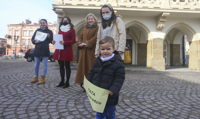 Pod hasłem "Tata przy porodzie" na Rynku w Rzeszowie odbyła się konferencja prasowa rzeszowskich mam, które chcą porodów rodzinnych w mieście. Przestały się one odbywać przez pandemię koronawirusa. Kobiety twierdzą, że w Polsce takie porody nie odbywają się tylko w dwóch miastach w województwie - w Rzeszowie i w Lublinie. W Internecie powstała specjalna petycja, którą w ciągu zaledwie tygodnia podpisało ponad 1000 osób. 