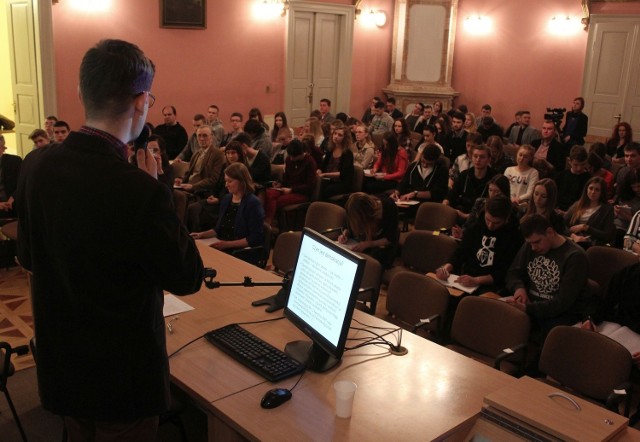 Matura 2015: WOS nie taki trudny. "Nocne korki" zorganizował UMCS w  Lublinie | Kurier Lubelski