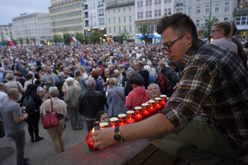 Łańcuch Światła: Tłumy manifestują na placu Wolności