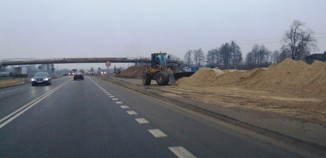 Drogowcy przebudowują drogę numer 7 między Białobrzegami a Grójcem, ale ciągle napotykają na trudności.