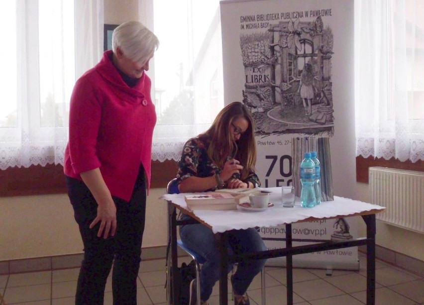 Olga Rudnicka na zakończenie spotkania podpisywała swoje...