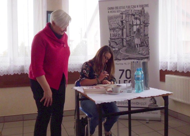 Olga Rudnicka na zakończenie spotkania podpisywała swoje książki uczestniczkom spotkania
