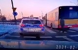 Łódź: Policyjny radiowóz na rondzie Sybiraków potrącił starszego pana na pasach! Kierujący radiowozem został... pouczony!  ZDJĘCIA