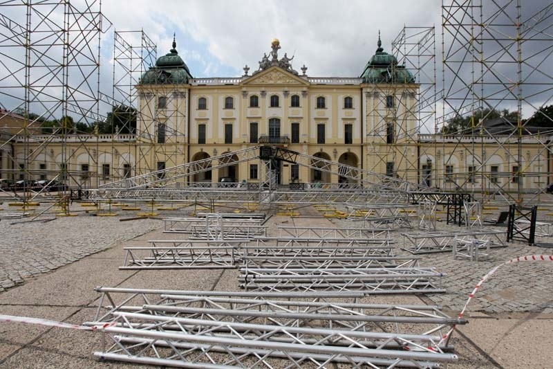 Na dziedzińcu barokowego Pałacu Branickich budowana jest...