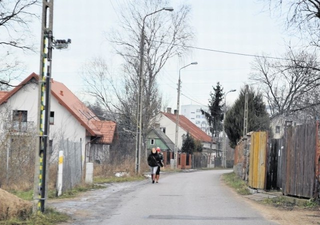 Reymonta to bardzo wąska i kręta droga. Na dodatek, dziurawa