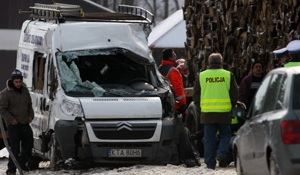 Ciezarówka zderzyla sie z busem we FrysztakuNa drodze wojewódzkiej nr 988 relacji Strzyzów - Jaslo zderzyly sie samochód ciezarowy z busem przewozącym pasazerów. Piec osób jest rannych, w tym jedna ciezko.