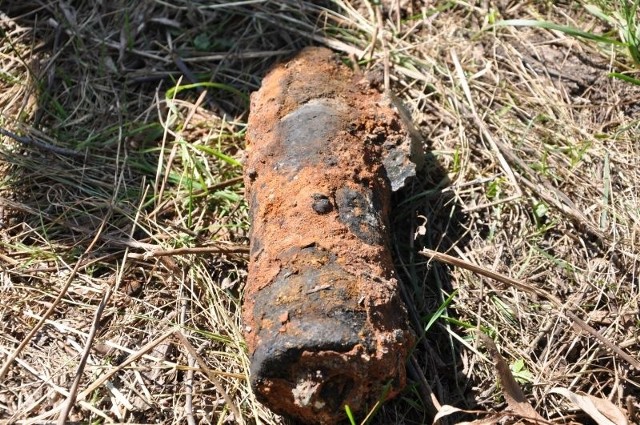 Ten niemiecki pocisk czołgowy znaleziono na dnie strumienia w Parszowie.