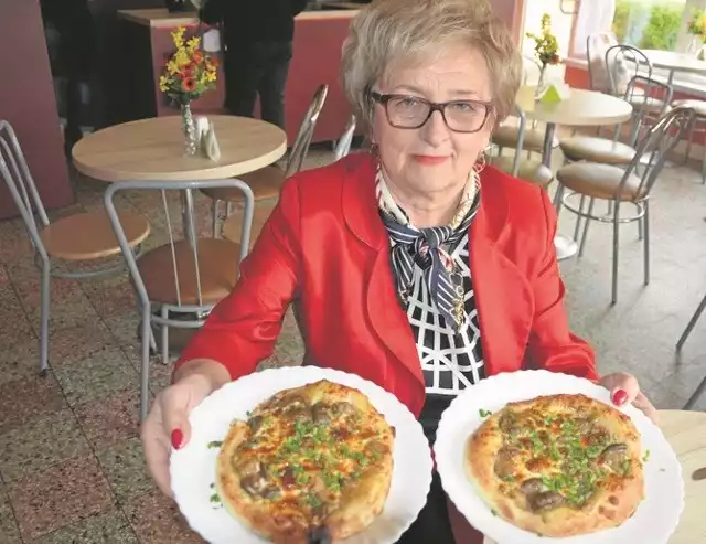 Pizza z pieczarkami i serem to 34-letnia tradycja w Pizzerii Krystyna. Prezentuje ją Krystyna Górska, właścicielka lokalu.