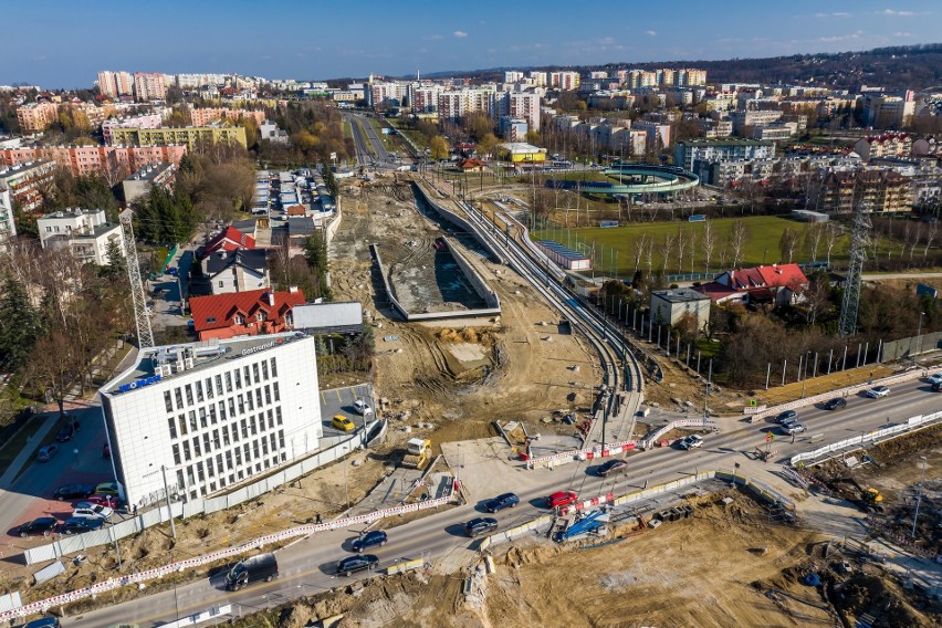 Kraków. Postępuje budowa Trasy Łagiewnickiej. Koronawirus nie zatrzymał inwestycji. Może być jednak problem z zapewnieniem rąk do pracy