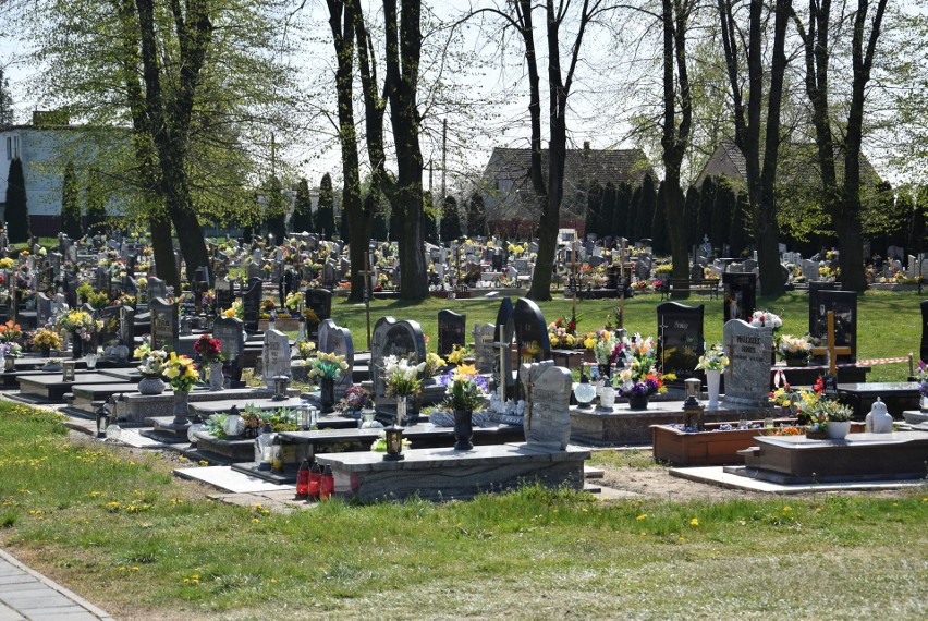 Policja wyjaśnia, dlaczego na pogrzeb w Długomiłowicach przyszło aż 14 osób. Jest postępowanie. "Sprawa nie zostanie szybko zakończona"