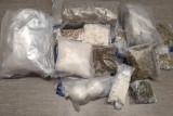 Policja w Chełmnie zatrzymała trzech mężczyzn. Chcieli sprzedać ponad 2 kg narkotyków. Mieli nawet... grzybki halucynogenne