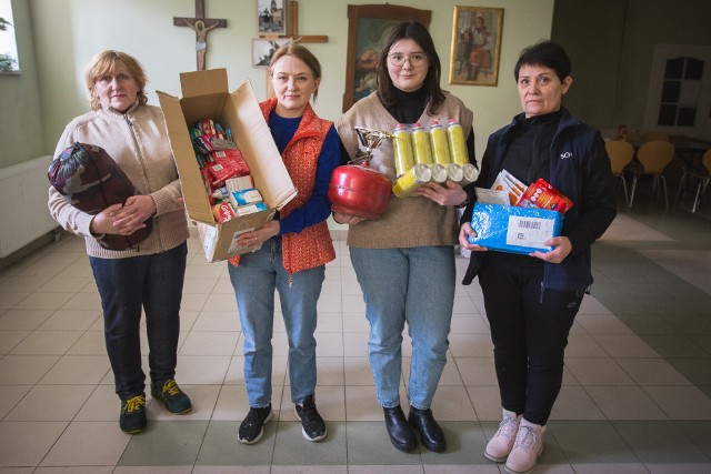 Ukraińcy mieszkający w Słupsku apelują o pomoc dla swoich żołnierzy, którzy marzną w okopach. Potrzeba białych prześcieradeł na siatki maskujące, parafiny i wosku do produkcji świec oraz lekarstw. Transport humanitarny jedzie do Bachmutu, gdzie toczą się teraz zacięte walki z Rosjanami. Wyjeżdża 24 lutego - w rocznicę wybuchu wojny na Ukrainie.