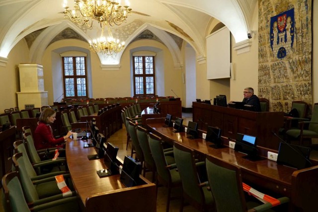 W czwartek, 17 grudnia odbyła się sesja budżetowa Rady Miasta Poznania. Po raz pierwszy budżet miasta był uchwalany zdalnie. Na sali sesyjnej obecni byli tylko przewodniczący rady, Grzegorz Ganowicz i radna Koalicji Obywatelskiej, Dominika Król oraz obsługa techniczna. Pozostali radni brali udział w posiedzeniu z domów, a prezydenci ze swoich gabinetów