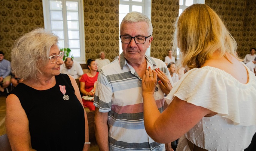 W opolskim ratuszu uhonorowano małżeńskich jubilatów.