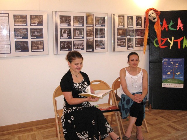 Bajkę czyta Magdalena Witczak znana dzieciom jako Tygrys Pietrek  z bajki Hanny Januszewskiej. Obok Magdalena Pawelec