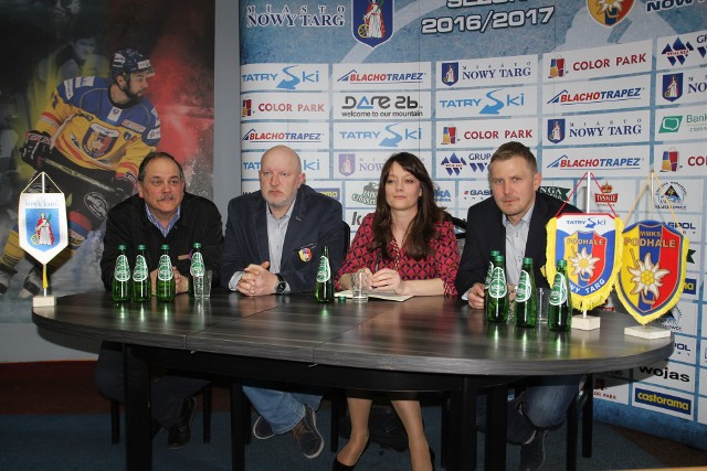 Prezes Agata Michalska (w środku) nie wie jeszcze, kto będzie trenerem