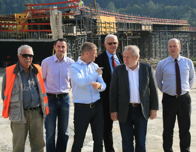 Posłowie, samorządowcy i drogowcy na budowie mostu przez Poprad między Piwniczną po stronie polskiej i Mniszkiem po słowackiej