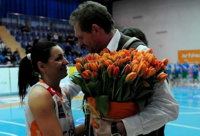 Monice Siborze kwiaty wręcza Jarosław Kotewicz, dyrektor finansowy Artego.