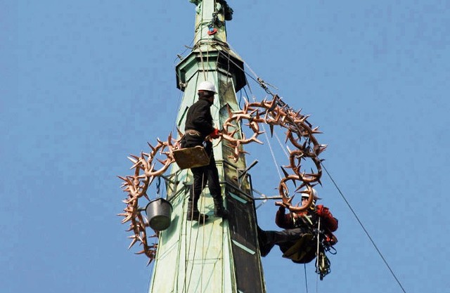 Nad zamontowaniem korony na wieży pracowała ekipa alpinistów