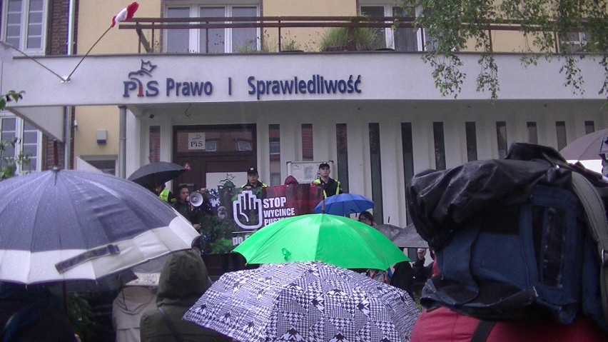 Protest pod siedzibą PiS: "Byliśmy, jesteśmy i będziemy by pokazać nasze niezadowolenie"