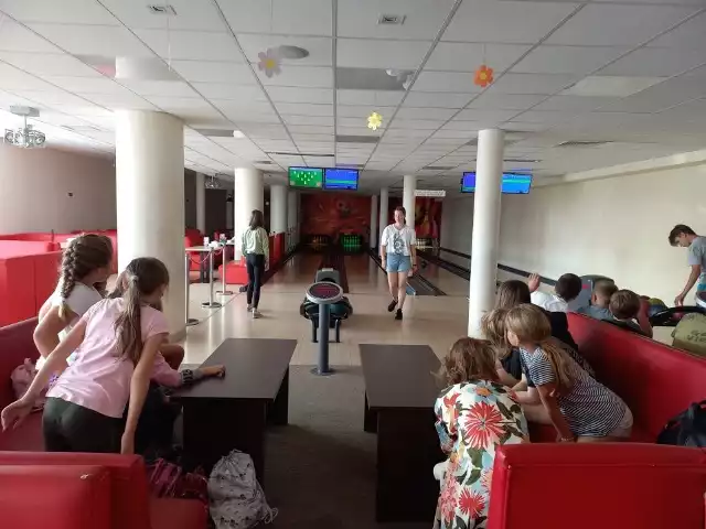 Dzieci z Rusinowa miały zajęcia na kręgielni w Przysusze.
