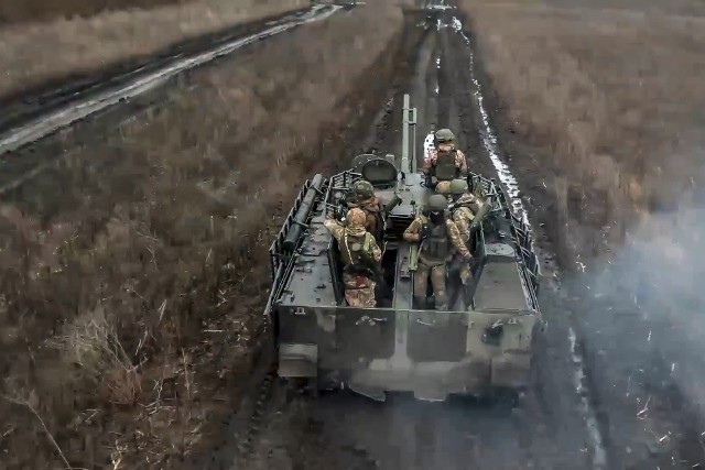 Rosjanie ściągają kolejne oddziały przed zapowiadaną na wiosnę lub lato wielką kontrofensywą na Ukrainie.