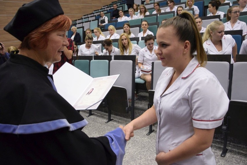 Czepkowanie pielęgniarek i położnych na Uniwersytecie w Kielcach (ZDJĘCIA)