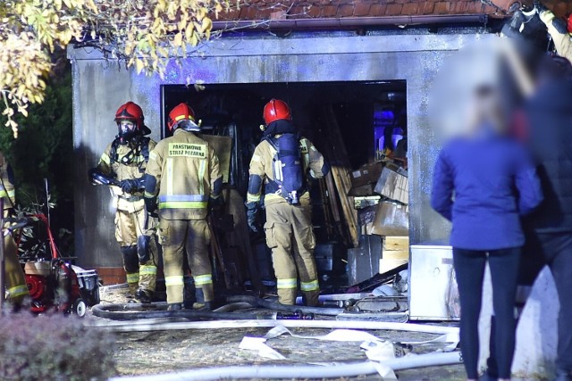 Do wybuchu ognia doszło około 19.00. Domownicy byli w tym czasie w budynku mieszkalnym sąsiadującym z garażem.