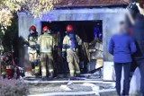 Pożar w garażu w Lesznie. Tam, gdzie wybuchł ogień znajdowała się butla gazowa. Zobacz zdjęcia i film