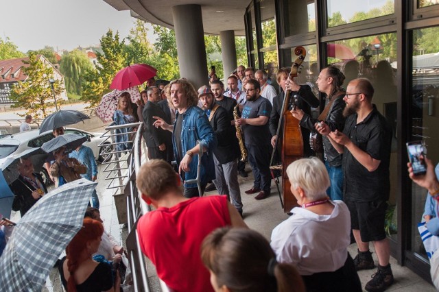 W niedzielę w amfiteatrze Opery Nova miał odbyć się trzeci koncert w ramach tegorocznej Rzeki Muzyki. Pogoda pokrzyżowała jednak plany melomanom muzyki, zalewając scenę i amfiteatr. Zespół Kraków Street Band postanowił jednak zagrać mini koncert akustyczny pod dachem Opery Nova. Zobaczcie fotorelację z tego niecodziennego występu.