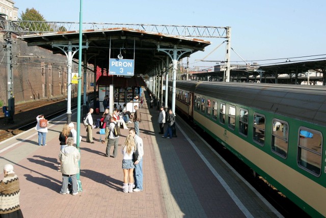 Odrapane wiaty, brudne perony - jak na razie, szczeciński Dworzec Główny jest fatalną wizytówką miasta dla podróżnych.