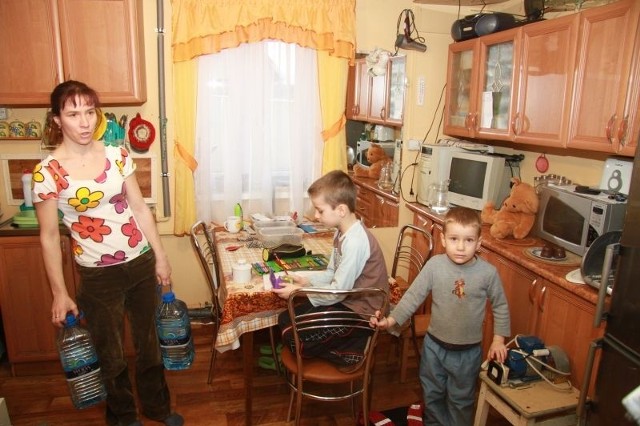 Anna Grosicka z Zajączkowa, mama dwóch chłopców tylko w tym tygodniu zapłaciła za wodę butelkowana 120 złotych. &#8211; Nie chcę ryzykować zdrowia dzieci &#8211; mówi. 