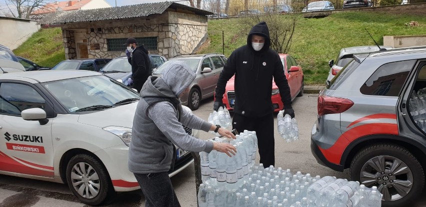 Koszykarze pomagają szpitalowi